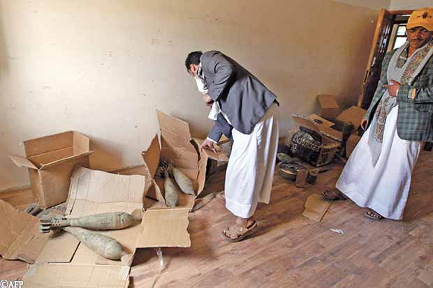 حوثيون يعرضون صناديق تحتوي على قذائف داخل معمل تصنيع متفجرات بجامعة الإيمان أمس