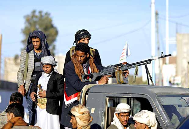 طقم عسكري تابع لمليشيات الحوثي بصنعاء