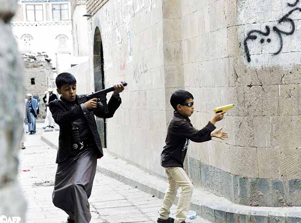 طفلان يمارسان لعبة  حرب شوارع في أحد الأزقة