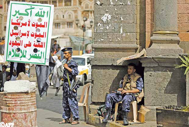 لافتات أنصار الله تنتشر في كل ركن  في صنعاء 