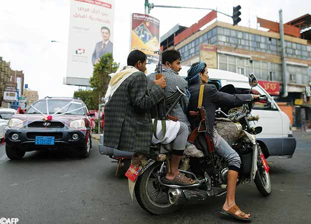 مسلحون حوثيون على متن دراجة نارية