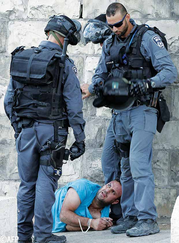 القوات الإسرائيلية تمعن في إهانة المعتقلين الفلسطينيين خارج مسجد القدس أمس