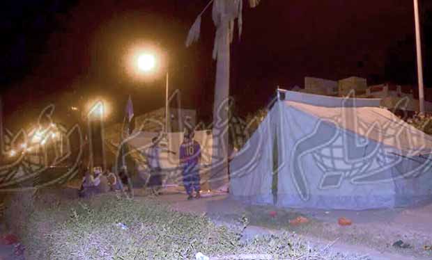 مشهد من نصب الخيم للمعتصمين في الساحة