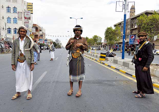 حوثييون متمركزون وسط الشارع العام