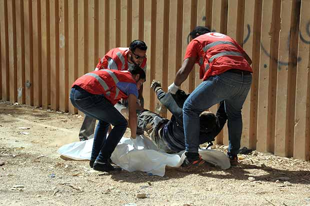 إسعاف إحدى من المواطنون مصاب اثناء المعارك الشديدة في بنغازي