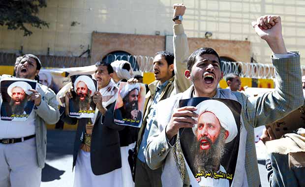 حوثيون محتشدون رافعون صور رجل الدين الشيعي النمر