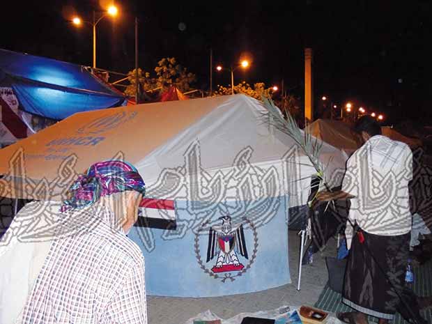 خيمة لمعتصمين جنوبيين تتزين بشعار جمهورية اليمن الديمقراطية الشعبية