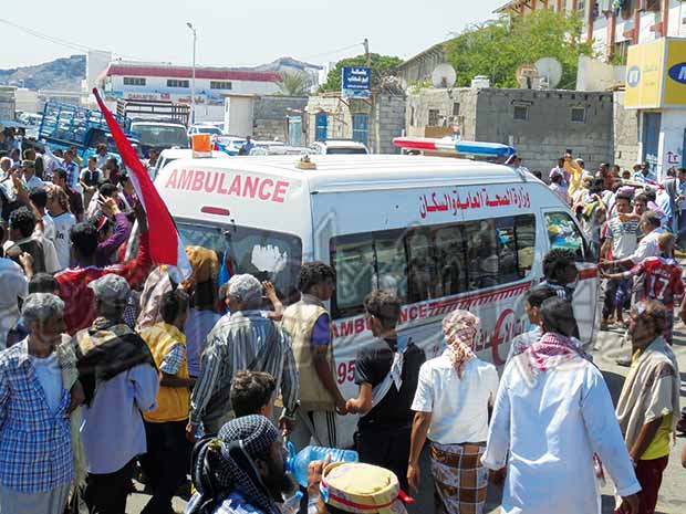 سيارة إسعاف تنقل جثمان الشهيد عبدالحافظ صلاح بعد الصلاة على روحه بالساحة