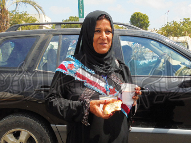 ناشطة تقدم الطعام والماء للمعتصمين