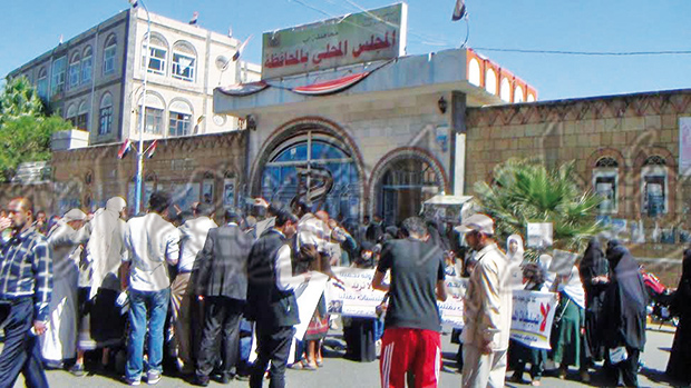 متظاهرون أمام المجلس المحلي لمحافظة إب يبدون استياءهم من الأوضاع الأمنية
