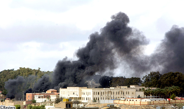 أعمدة الدخان تتصاعد من مساحات شرق ليبيا أمس الأول الأحد 