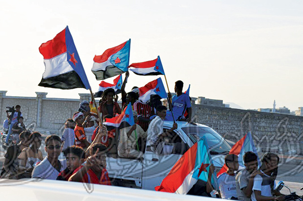 المشاركون يحملون أعلام الجنوب  