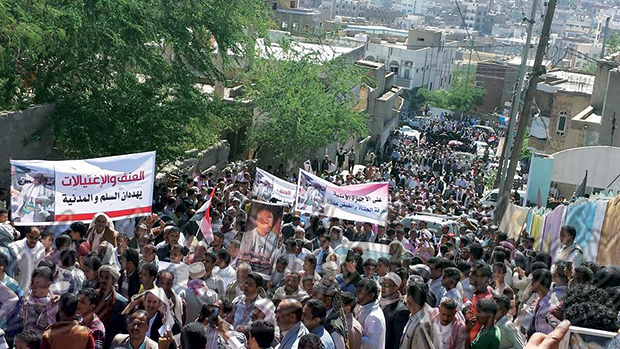 مشهد من مسيرة احتجاجية حاشدة في تعز