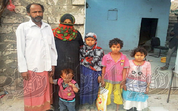 عائلة أصبحت بلا مأوى بعد أن دمر القصف منزلها بمنطقة سناح بالضالع