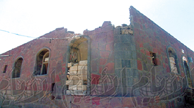أحد المبان المضررة بمنطقة الجليلة الضالع