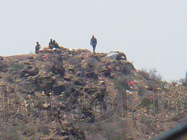جنود اللواء 33 مدرع فوق مرتفع يطل على منطقة لكمة الحجفر