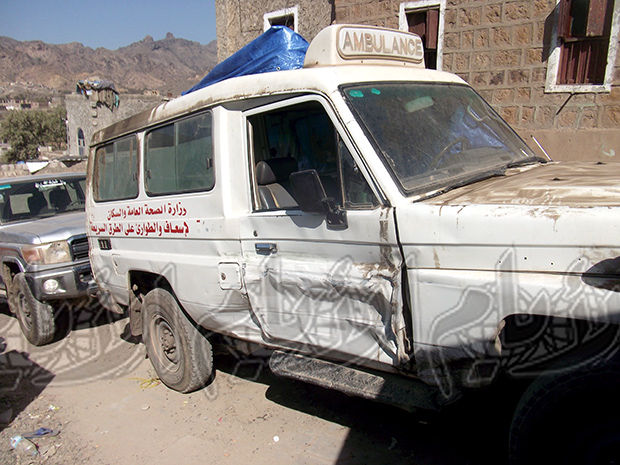 عربة الإسعاف التي صدمتها مدرعة عسكرية لمنع دخولها المنطقة وإسعاف المصابين