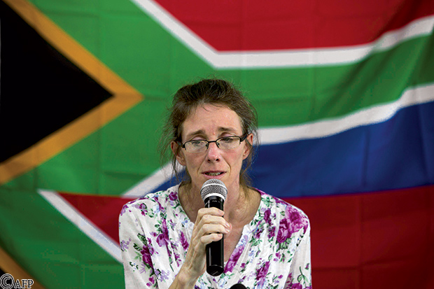 يولاند كوركي زوجة المدرس الجنوب افريقي  بيير الذي قتل خلال تحرير للرهائن أمس