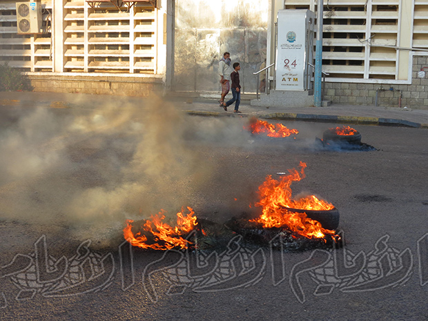 الإطارات المحترقة أغلقت شوارع عدن