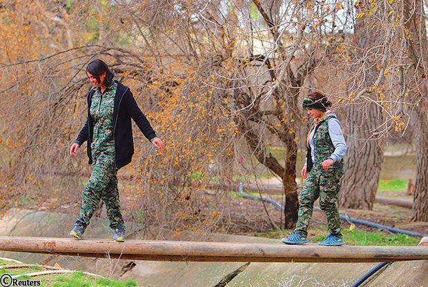 مقاتلات كرديات من قوات حماية الشعب «البشمرجة» أثناء تدريبات بمعسكر رأس العين 