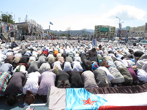 مئات الآلاف من الجنوبيين صلاة الميت على روحه بعد صلاة الظهر في ساحة الاعتصام