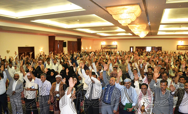 المشاركون يرفعون أياديهم تأييدا للبيان الصادر عن اجتماعهم