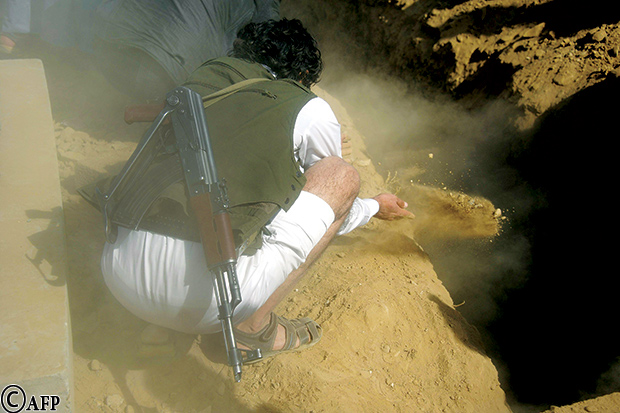 حوثيون خلال دفن ضحايا سقطوا في تفجيرات صنعاء القديمة