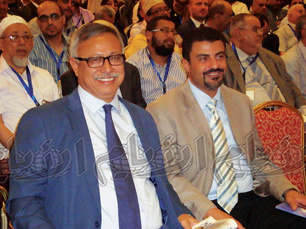 د. بن حبتور وأحمد سالمين خلال المؤتمر