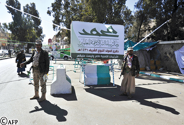 لجنة أمنية تابعة للحوثي عند مدخل أحد الشوارع