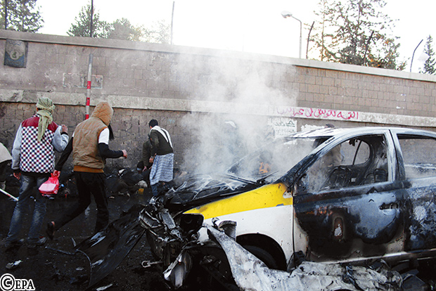 سيارة أجرة احترقت جراء التفجير  