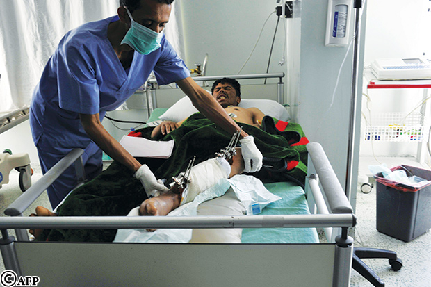 ممرض يحاول معالجة أحد جرحى التفجير