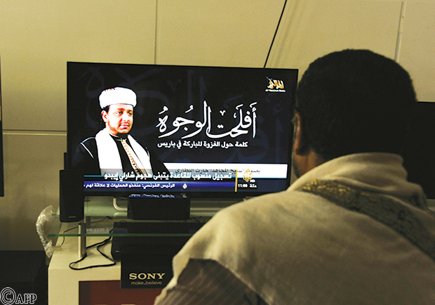 مواطن يشاهد قناة تابعة لتنظيم القاعدة وهي تتبنى الهجوم على شارلي ايبدو