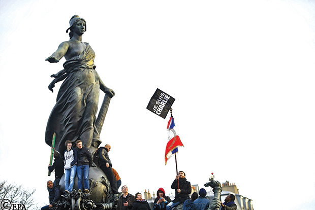 فرنسيون تجمعوا في ساحة الأمة أمس واعتلوا التماثيل بعد امتلاء الساحة. اللافتة «جو سوي شارلي» «أنا شارلي».