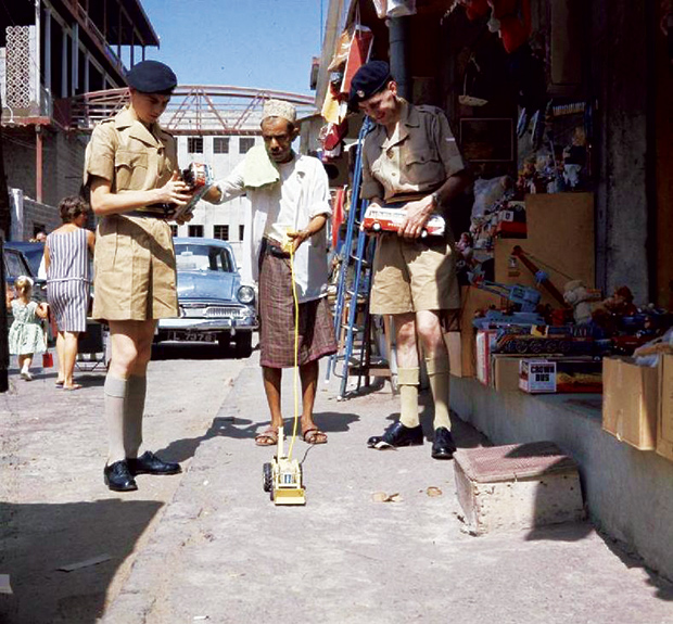 جنديان بريطانيان أمام محل الألعاب في مدينة التواهي