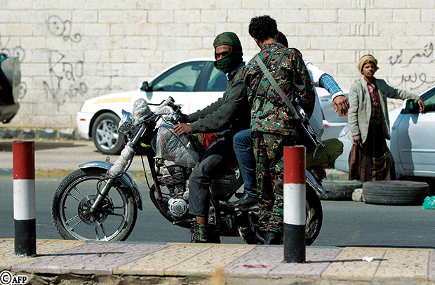 جندي يستوقف دراجة نارية ويفتش راكبيها