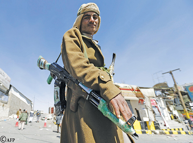 حوثي مسلح في أحد شوارع صنعاء