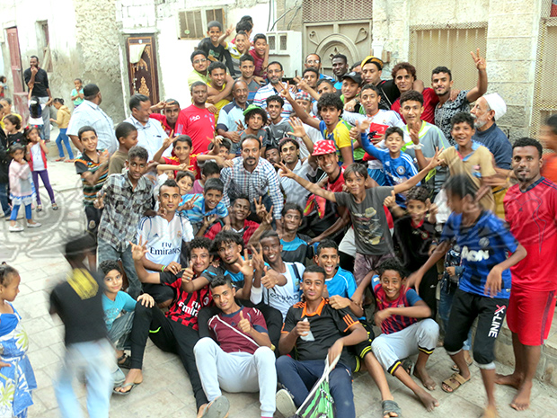 حشود من اعضاء فريق نادي التلال يحتفلون في حارة عارف اليريمي