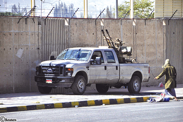آلية عسكرية سيطر عليها مقاتلو الحوثي خارج قصر الرئاسة يوم الخميس