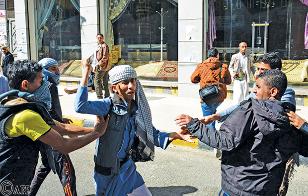 بلاطجة يعتدون على متظاهرين في صنعاء