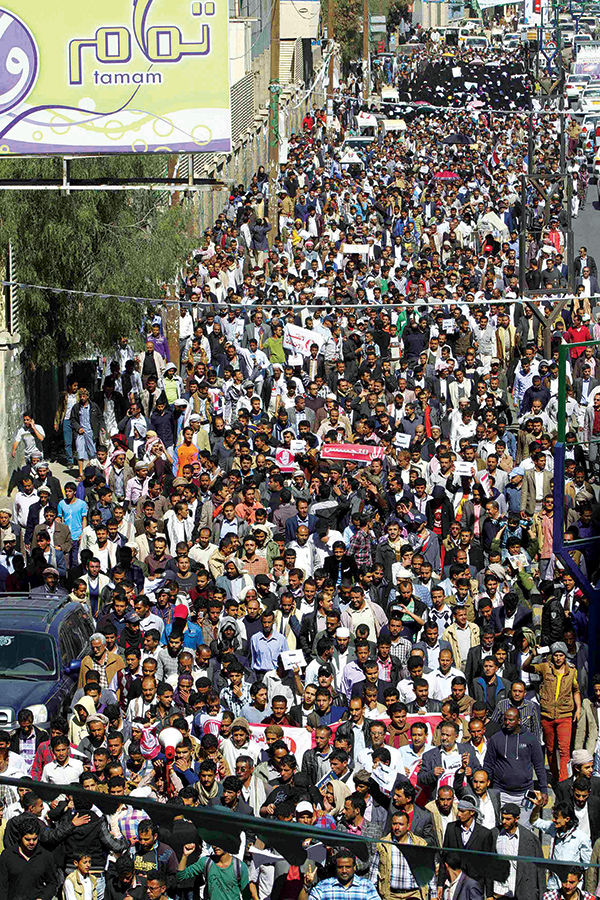 حشود المتظاهرين ضد إجراءات الحوثيين في صنعاء أمس