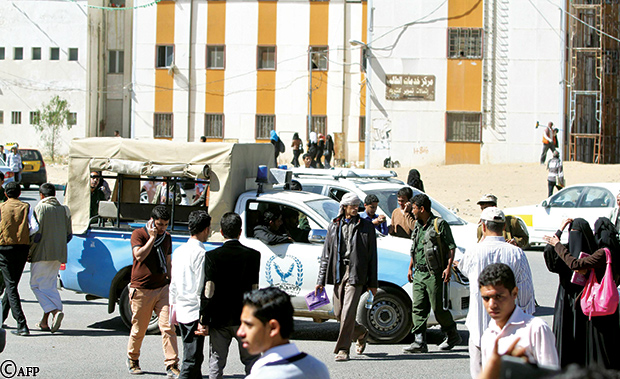 قوات أمنية وعناصر من الحوثيين داخل جامعة صنعاء أمس