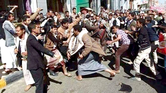 اعتداء مليشيات الحوثي علي المتظاهرين