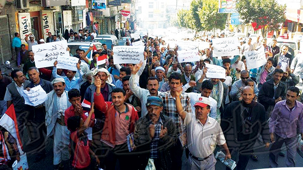 متظاهرون يحملون اللافتات المناهضة للحوثيين بتعز أمس