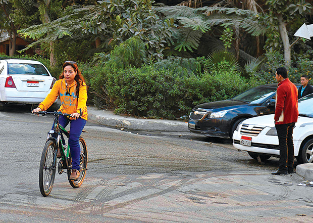 ياسمين محمود على دراجتها الهوائية في القاهرة