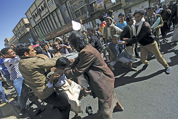 أشتباكات بين المتظاهرين ومليشيات الحوثي صنعاء
