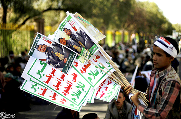 طفل يحمل أعلاما لزعيم جماعة أنصار الله (الحوثيين)