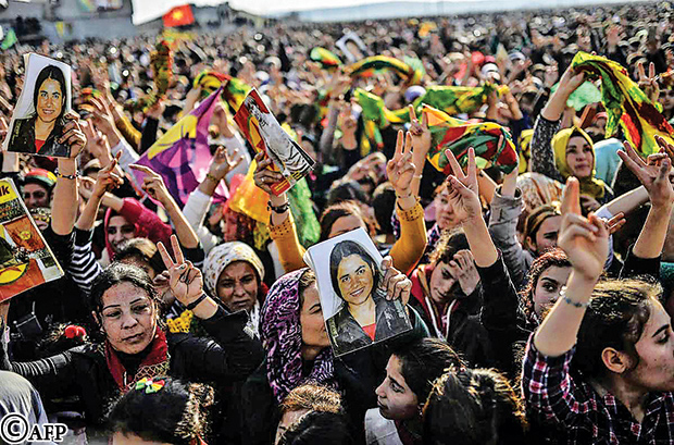 نساء كرديات يظهرن الفرحة بعد الانتصار