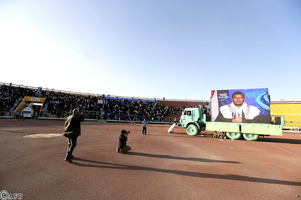 خلال نقل خطاب زعيم أنصار الله عبر شاشة ضخمة في ساحة المهرجان