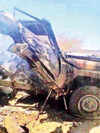 احدى عربات جماعة الحوثي تحترق بجبهة ذي ناعم مشارف مدينة البيضاء امس 