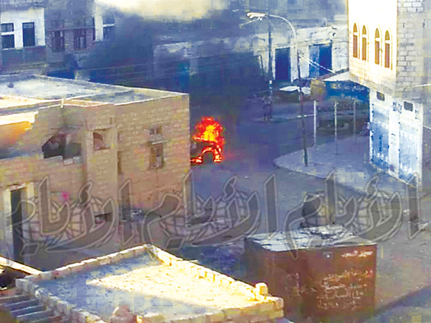 عربة عسكرية تحترق بعد استهدافها بعبوة